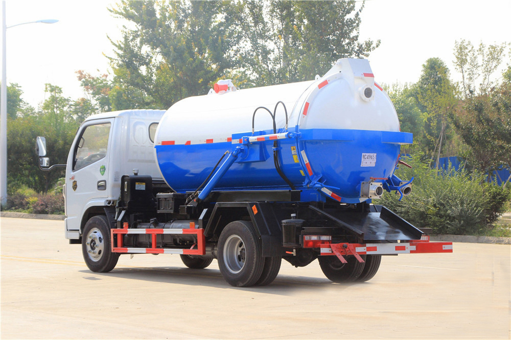 國(guó)六4.5方東風(fēng)D6 吸污車(chē)